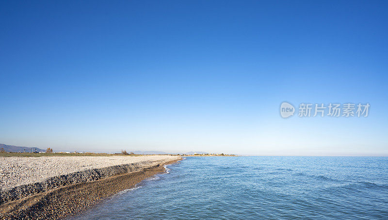 位于西班牙地中海阿尔梅纳拉海滩旁的卡斯特隆的La Llosa海滩